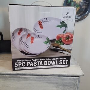 NWT White and Green 5-Piece Pasta Bowl Set( See Listing)***